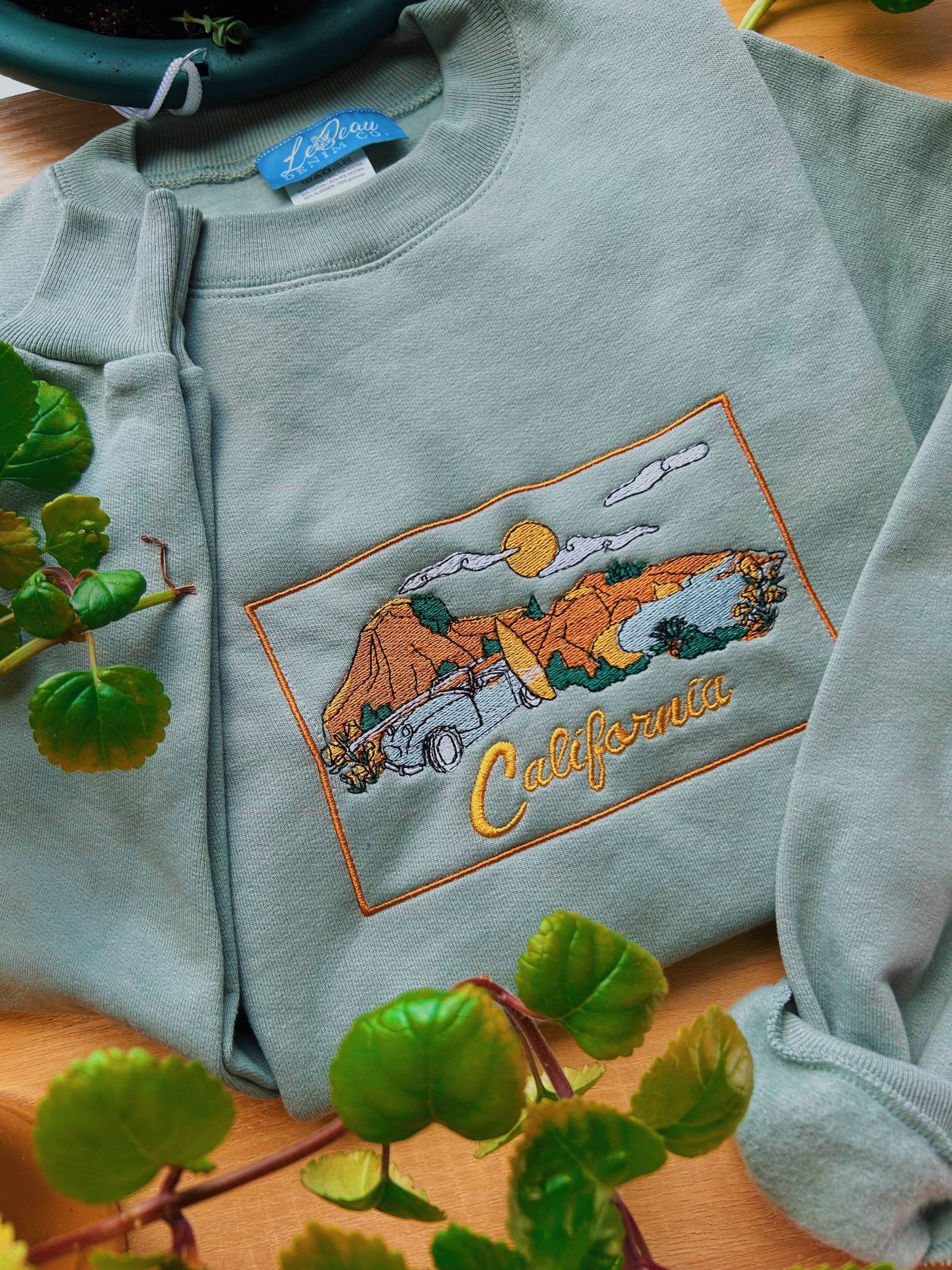 California State Bestickter Rundhalsausschnitt - Unisex Bestickter Pullover Benutzerdefinierter Besticktes Sweatshirt Hippie Boho Apparel California State Bestickter Rundhalsausschnitt - Unisex Bestickter Pullover Benutzerdefinierter Besticktes Sweatshirt Hippie Boho Apparel von LeBeauDenimCompany