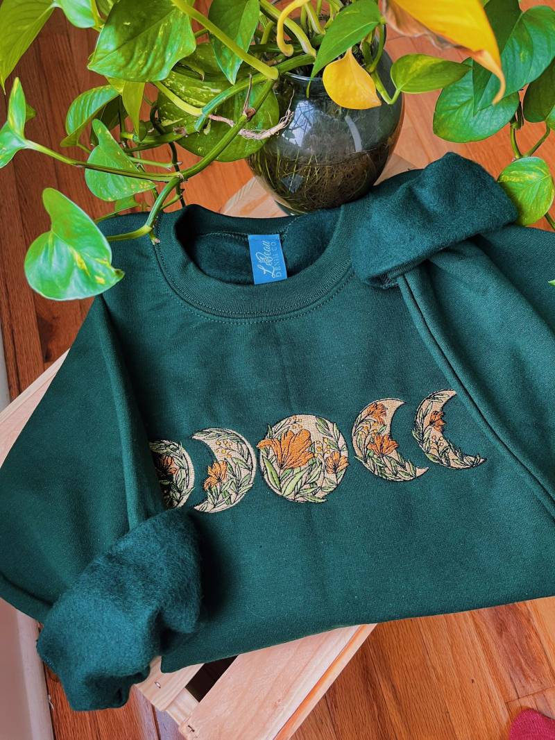 Forest Floral Mond Phase Rundhalsausschnitt - Unisex Fleece Pullover Mit Besticktes Sweatshirt Pilzbekleidung von LeBeauDenimCompany