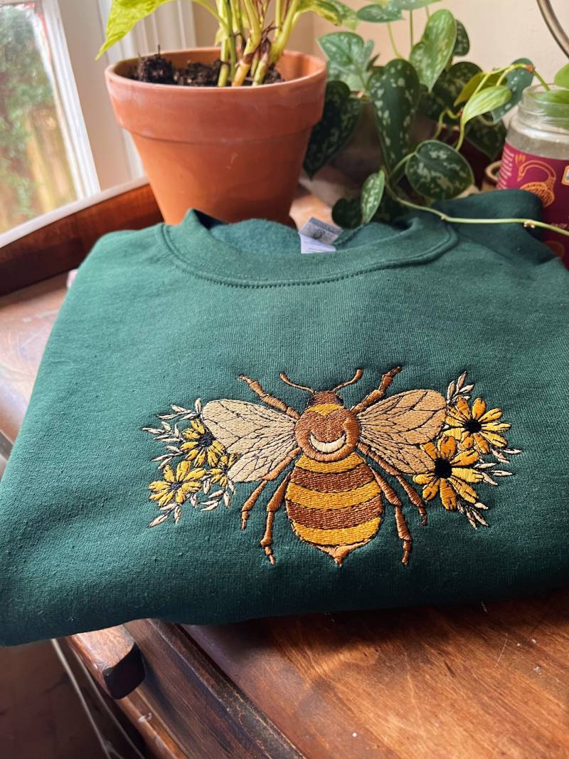 Grüner Bumble Bee Bestickter Rundhalsausschnitt - Unisex Pullover Für Männer Und Frauen Besticktes Sweatshirt von LeBeauDenimCompany