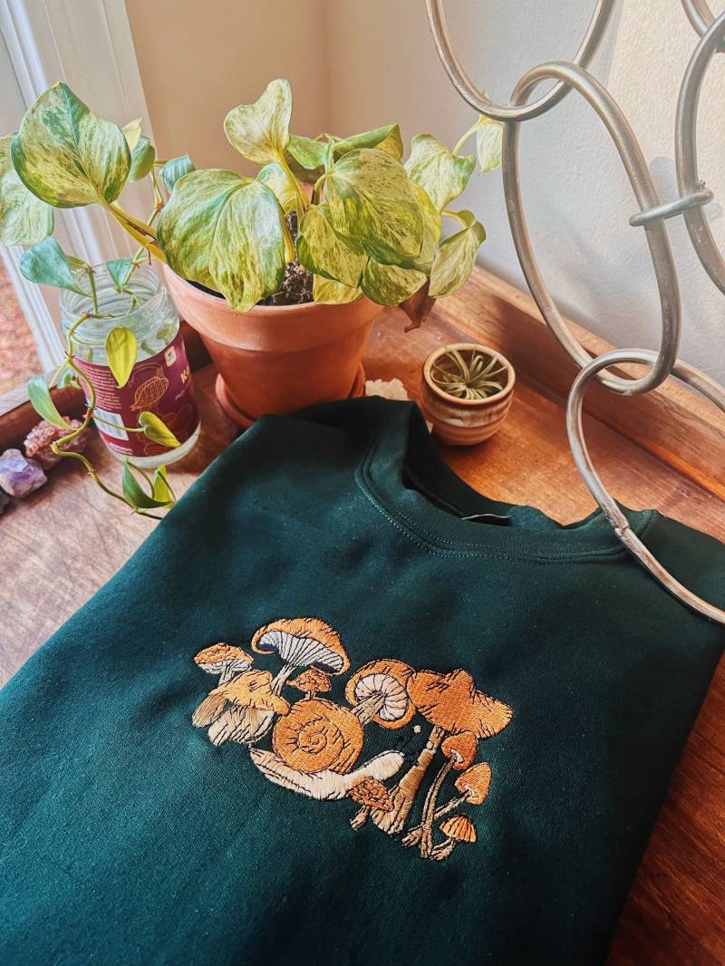 Grüner Pilz Schnecke Bestickter Rundhalsausschnitt - Unisex Fleece-Pullover Pilzbekleidung von LeBeauDenimCompany