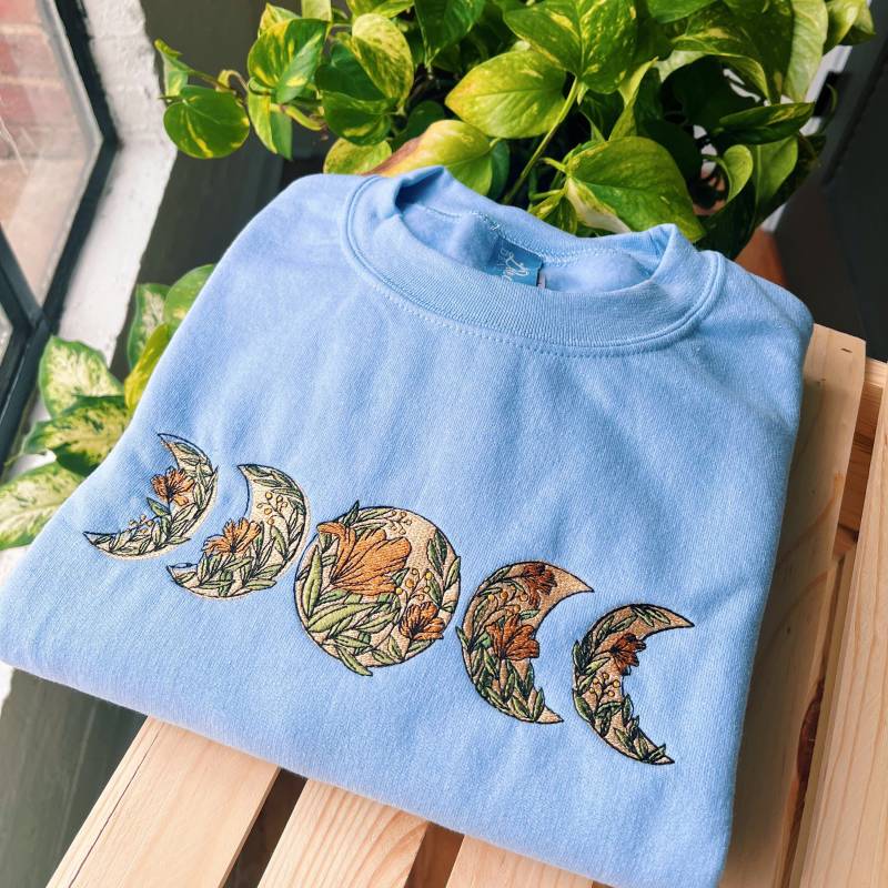Hellblauer Mondphasen-Crewneck - Unisex Boho Fleece Pullover Besticktes Sweatshirt Hippie-Kleidung von LeBeauDenimCompany