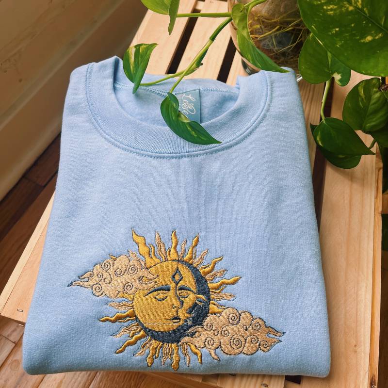 Hellblauer Sun & Moon Crewneck - Unisex Bestickter Boho Fleece Pullover Custom Besticktes Sweatshirt Hippie Bekleidung von LeBeauDenimCompany