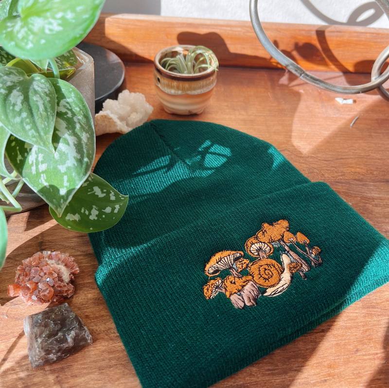 Pilz Schnecke Mütze - Bestickte Boho Beanie Wintermütze Pilzmütze Gesticktes Accessoire Pilzkunst von LeBeauDenimCompany