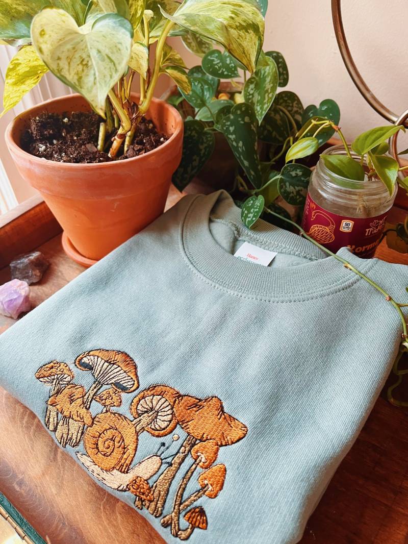 Salbei Pilz Schnecke Bestickt Rundhalsausschnitt - Unisex Bestickter Fleece-Pullover Individueller Besticktes Sweatshirt Pilzbekleidung von LeBeauDenimCompany