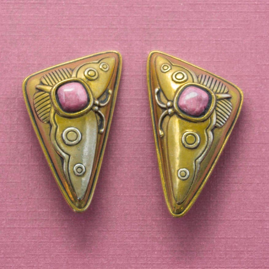 Laurel Burch Ohrclips Etrusker Schmetterling, Rhodonit, Antikgold Laurel Burch Ohrclips Etrusker Schmetterling, Rhodonit, Antikgold von LeBelVintageJewelry