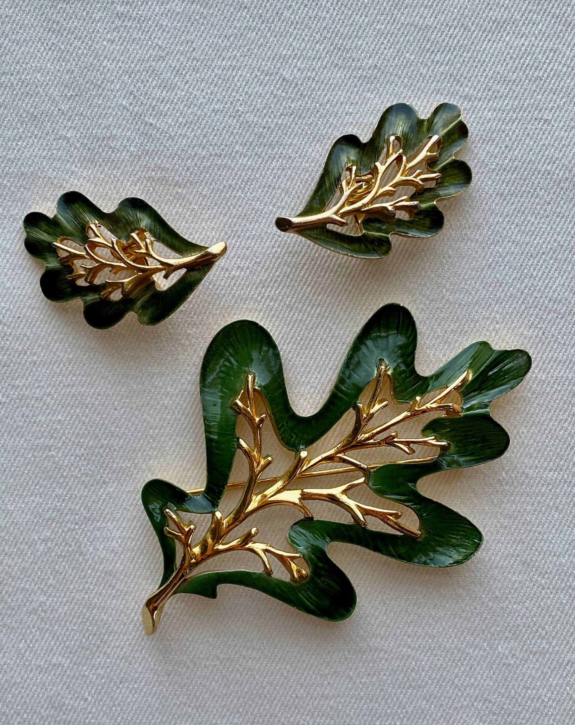 Sarah Coventry Gold Und Grün Emaillierte Eichenblatt Brosche & Ohrringe Set Sarah Coventry Gold Und Grün Emaillierte Eichenblatt Brosche & Ohrringe Set von LeBelVintageJewelry