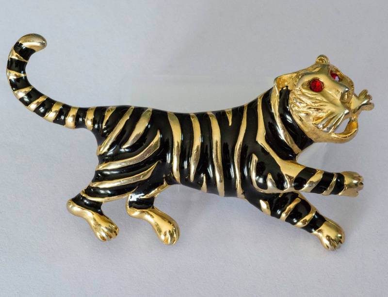 Vintage Goldfarbene Tiger Brosche Schwarze Emaille & Roter Kristall Vintage Goldfarbene Tiger Brosche Schwarze Emaille & Roter Kristall von LeBelVintageJewelry