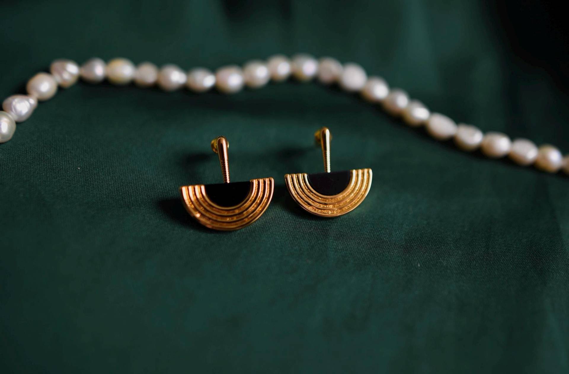 Goldene Halbkreis-Ohrringe - Vintage Design, Geometrisch, Old Money Stil, Retro Elegant, Kunstvoll & Minimalistisch von LeBijouClassique