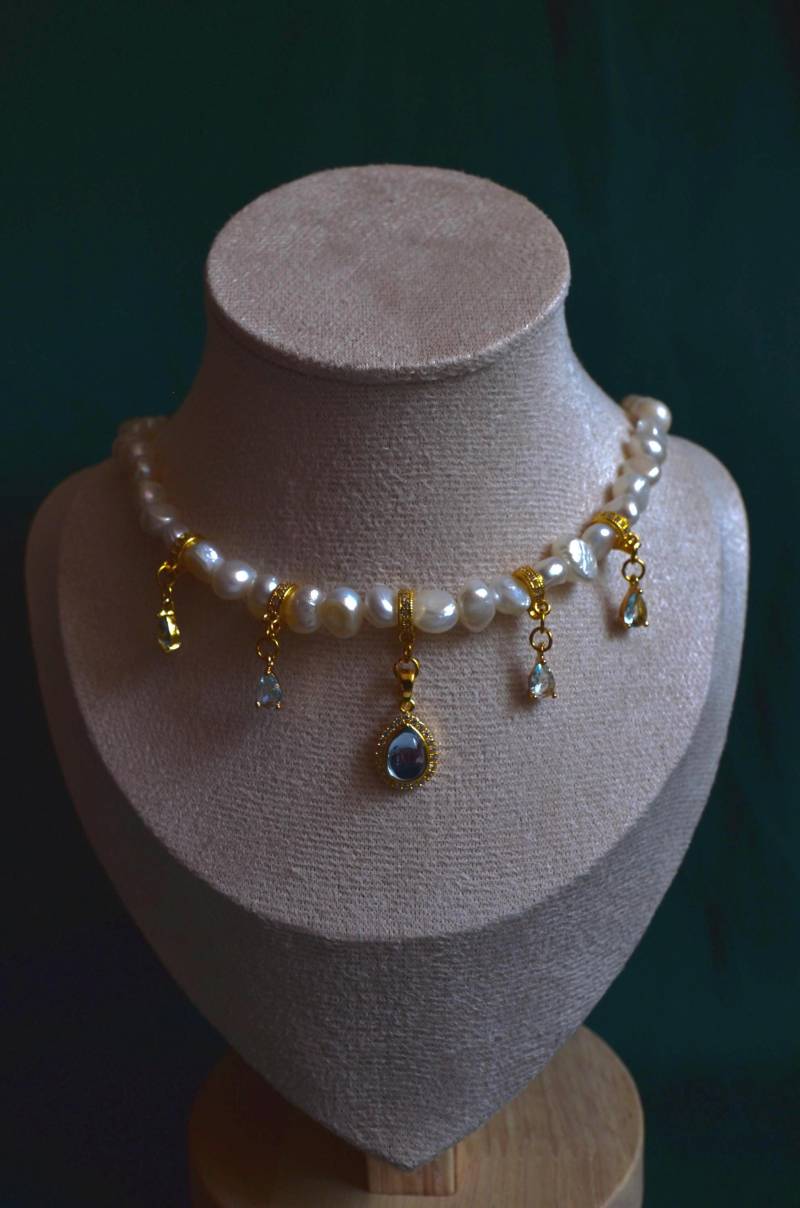 Süßwasserperlen Türkiser Kristall Perlenkette - & Gold Charms Handmade Barock Schmuck Elegant Hochzeit von LeBijouClassique