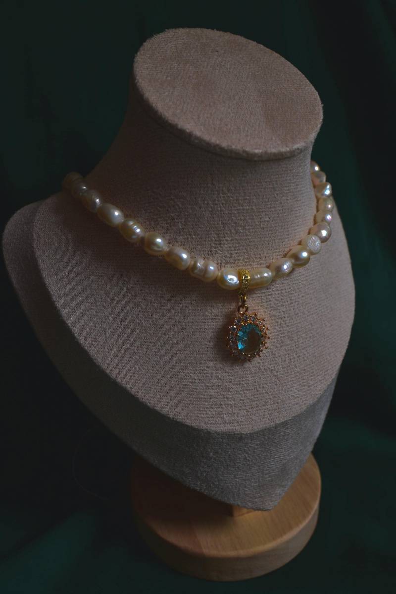 Süßwasserperlenkette Mit Türkisem Ovalem Kristallanhänger - Eleganter Handmade Perlenschmuck Vintage Look in Gold von LeBijouClassique