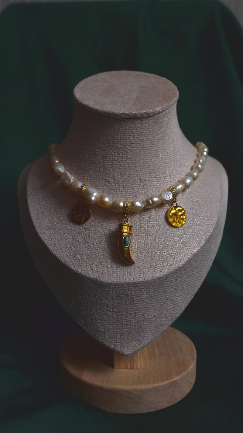 Süßwasserperlenkette Mit Talisman-Anhänger & Goldenen Münzen - Handgemachter Perlenschmuck Fangzahn Türkisstein von LeBijouClassique