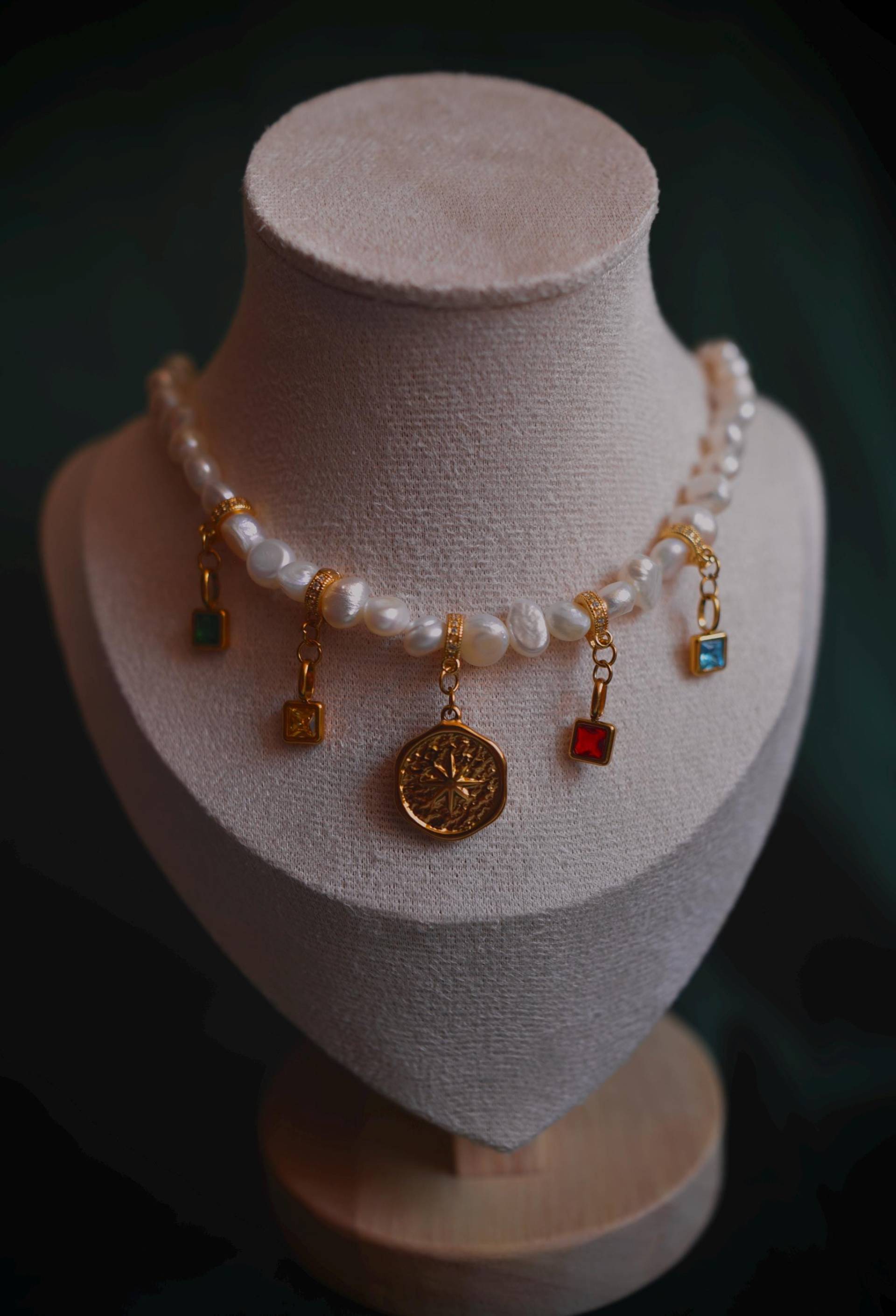 Süßwasserperlenkette Mit Bunten Kristallen Kompass-Anhänger - Boho Schmuck Handgemacht Symbol Für Orientierung Schutz von LeBijouClassique