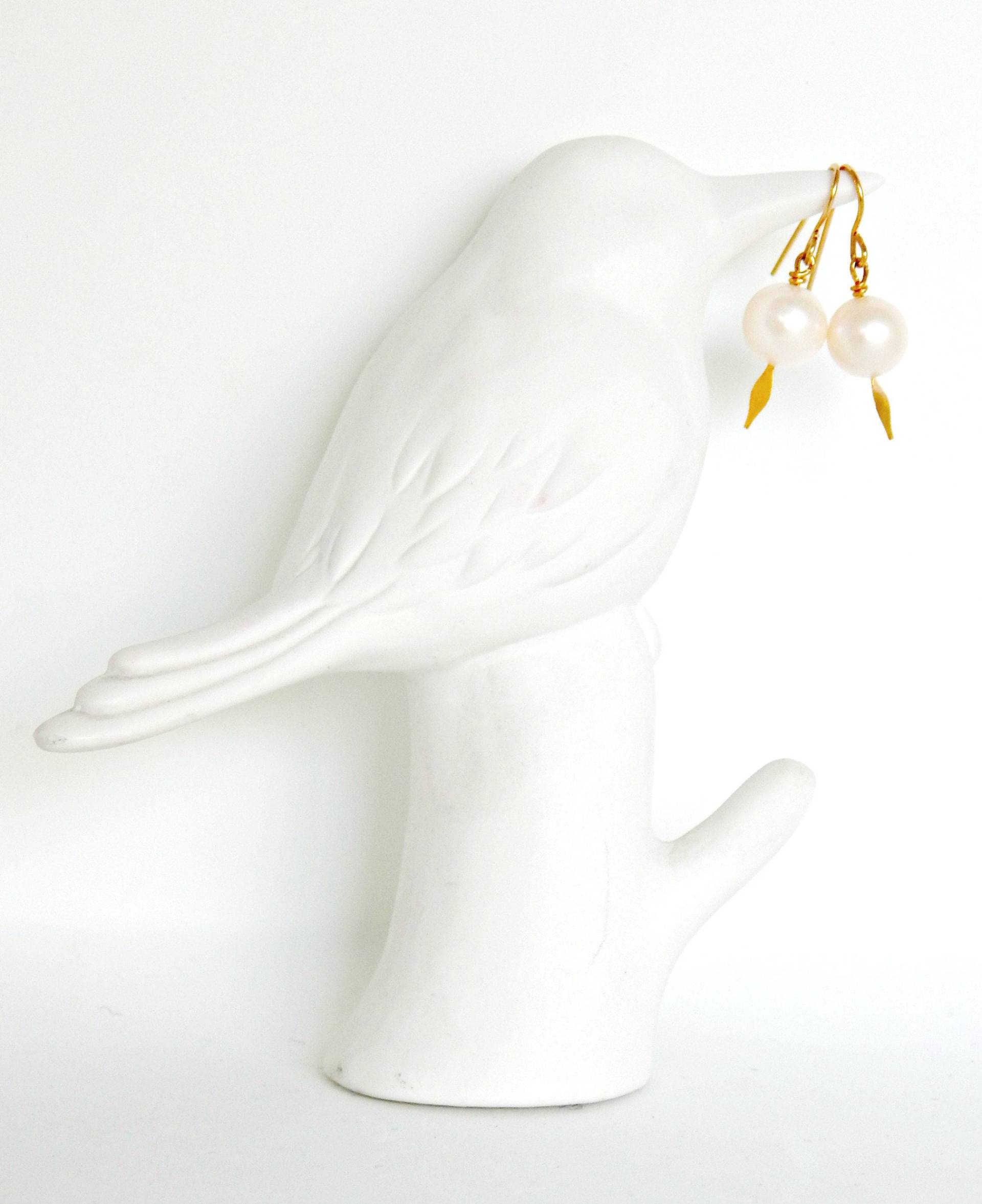 Damen Ohrringe Mit Barocker Weißer Kulturperle Am Ausgefallenen Stiel von LeBijouVoyageur