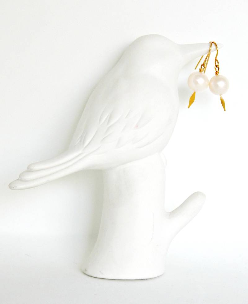 Damen Ohrringe Mit Barocker Weißer Kulturperle Am Ausgefallenen Stiel von LeBijouVoyageur