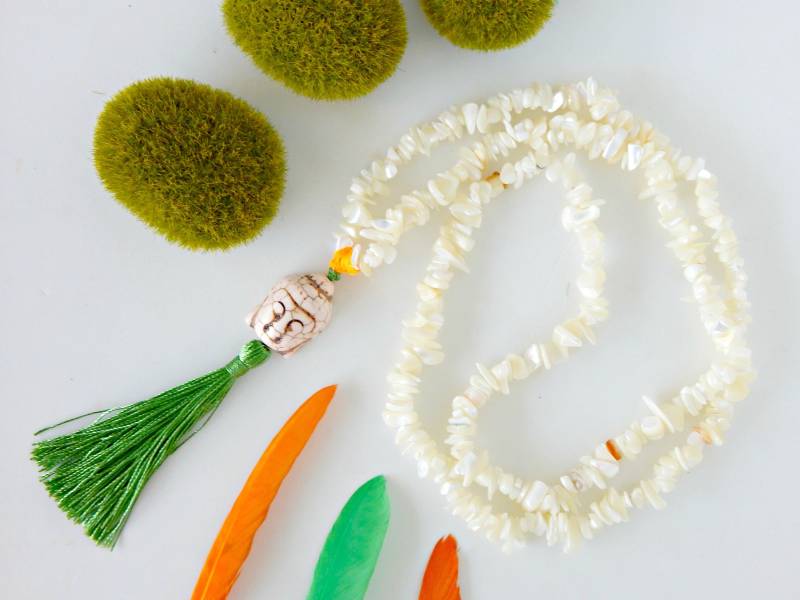 Lange Damenhalskette Aus Perlmutt Mit Howlith-Buddha-Kopf Und Pompon Lange Damenhalskette Aus Perlmutt Mit Howlith-Buddha-Kopf Und Pompon von LeBijouVoyageur