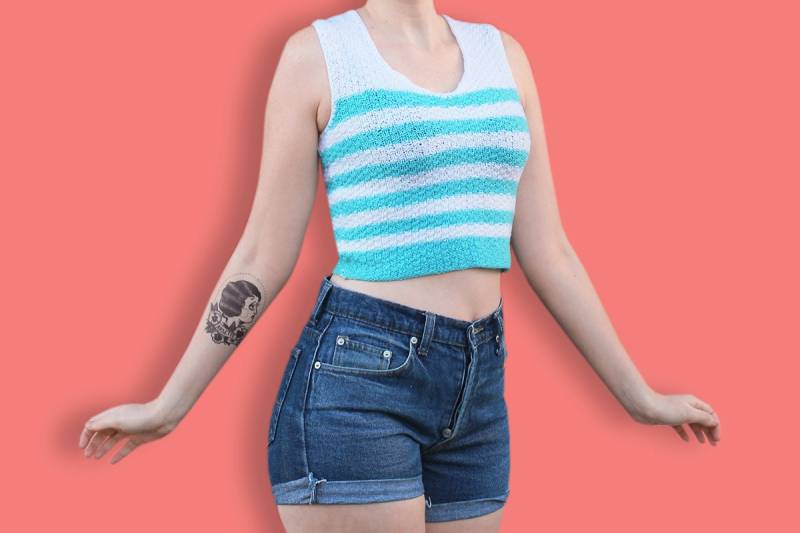 60Er Jahre Hand Stricken Crop Top - Ärmelloses Moss Stitch Pullover Weiß & Blau Gestreifter Wolle Ahnungslos Handgefertigte Strickwaren Preppy Tank von LeBiquette