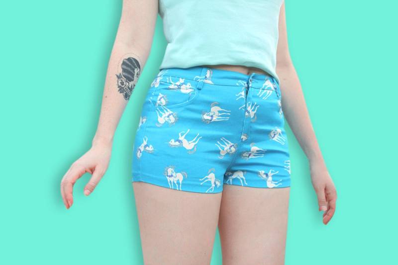 90Er Jahre Mini Blaue Jeansshorts - Club Kinder Einhorn Gedruckt Shorts Micro Vaporwave Jeans-Shorts Cyber-Punk Rave Mädchenhaft Clueless von LeBiquette