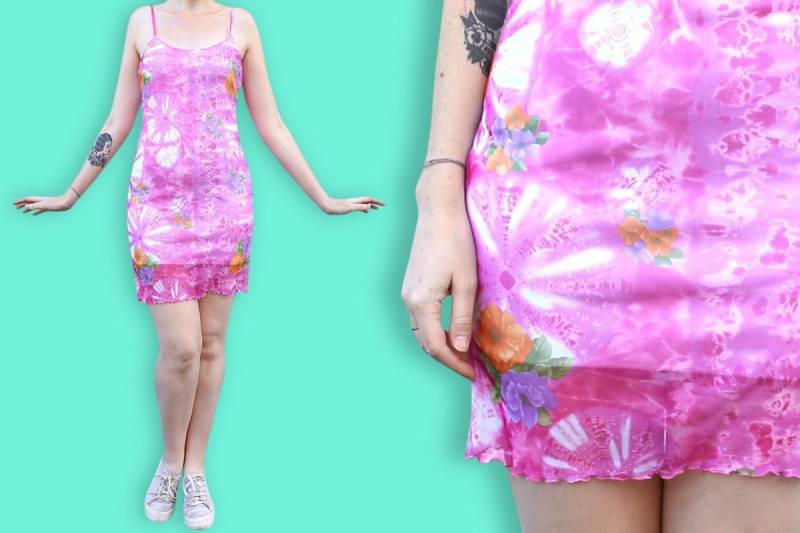 90Er Jahre Neon Pink Cyber Kleid - Figurbetontes Steamwave Mini Bunt Groovy Tie&die Und Floral Print Micro Etui Schiere Rüschen von LeBiquette