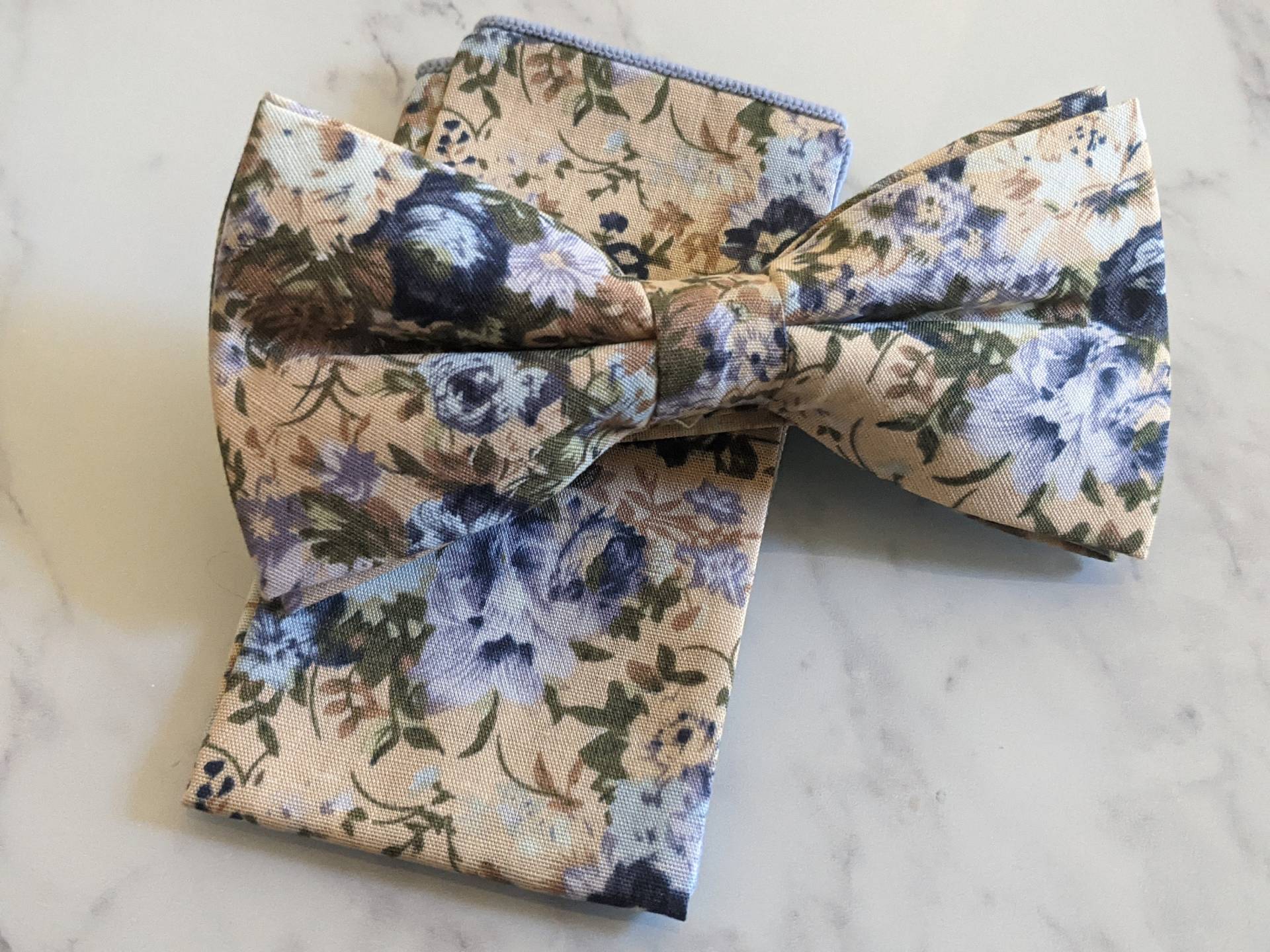 Beige Floral Fliege & Taschenplatz Beige Floral Fliege & Taschenplatz von LeBonHomme