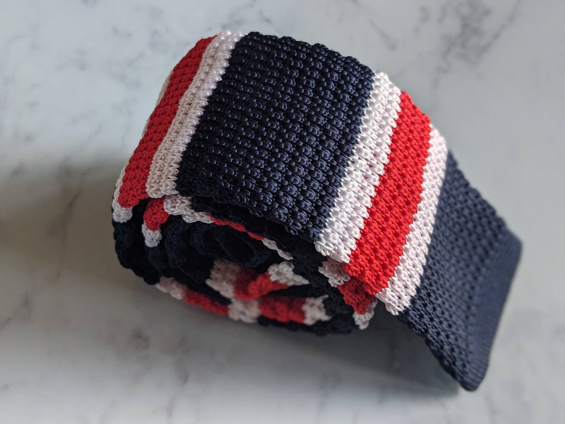 Blau, Weiß Und Rot Gestreifte Gestrickte Krawatte Blau, Weiß Und Rot Gestreifte Gestrickte Krawatte von LeBonHomme