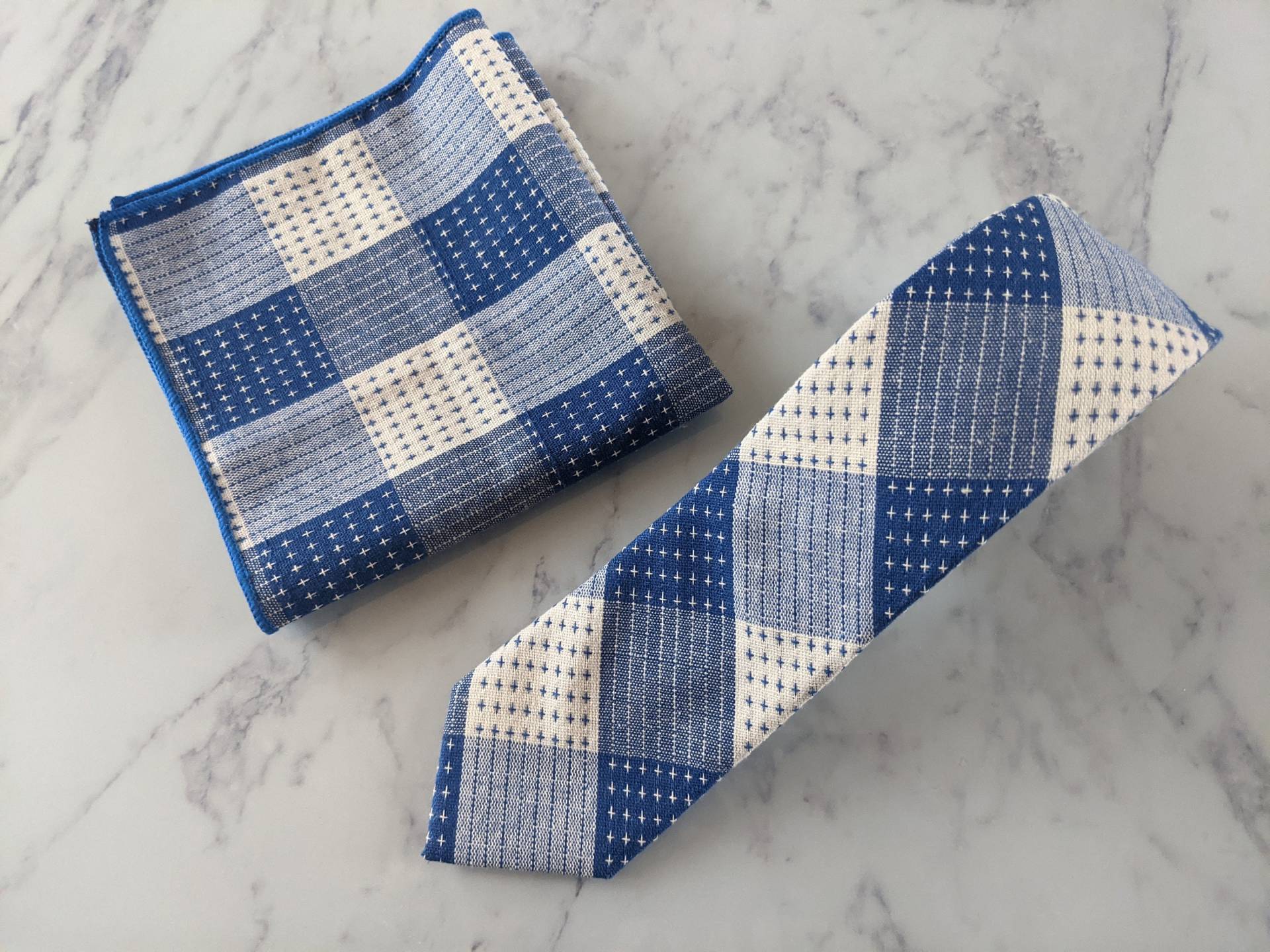 Blau Karierte Krawatte Und Passendes Taschenquadrat von LeBonHomme