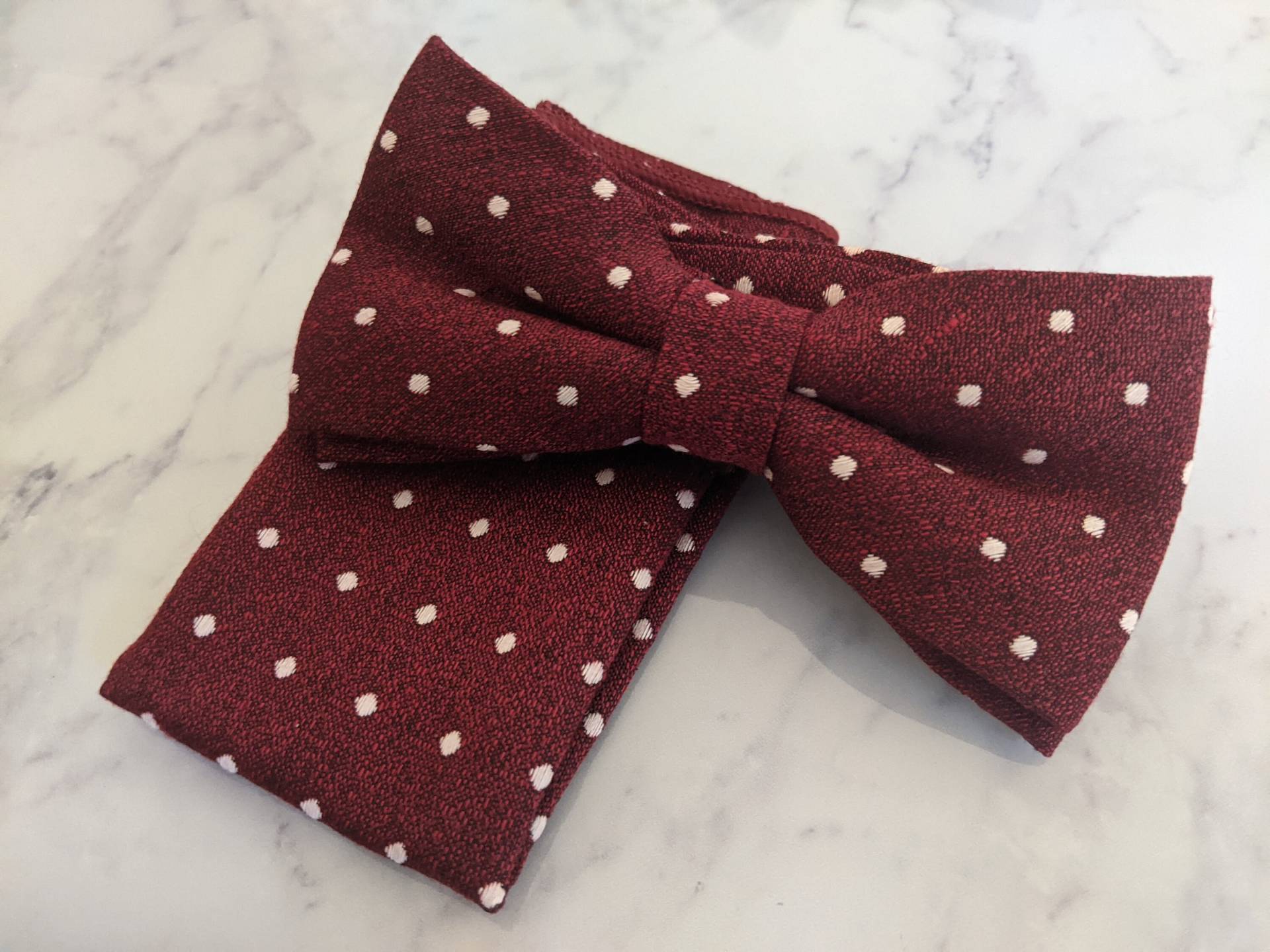 Burgund Polka Dot Fliege & Pocket Square Burgund Polka Dot Fliege & Pocket Square von LeBonHomme