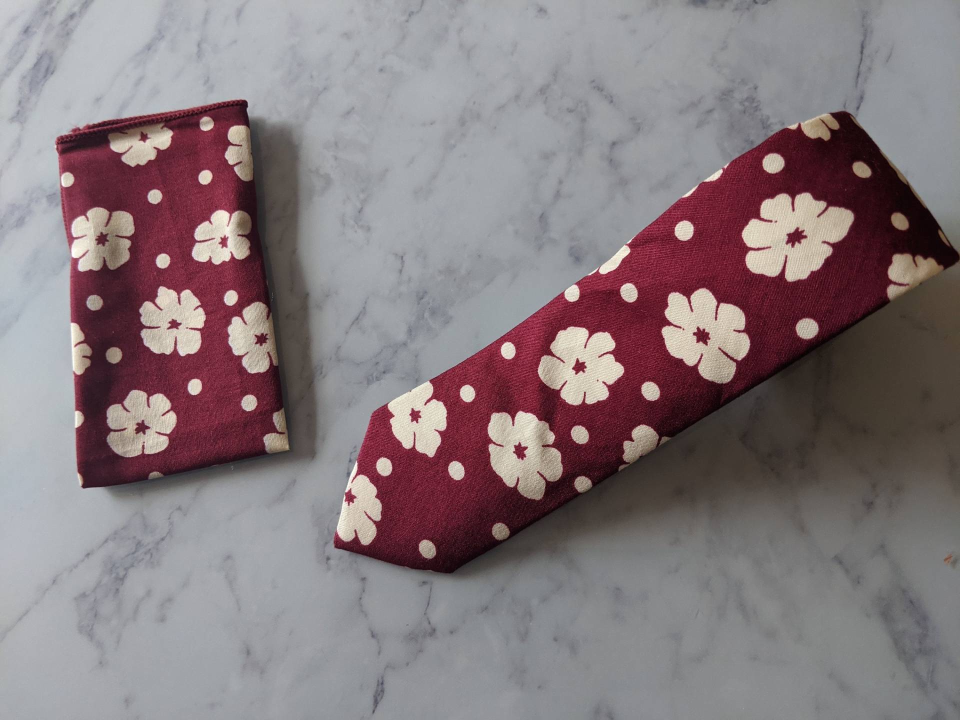 Crimson Rot Blumen Krawatte Und Passendes Taschenquadrat von LeBonHomme