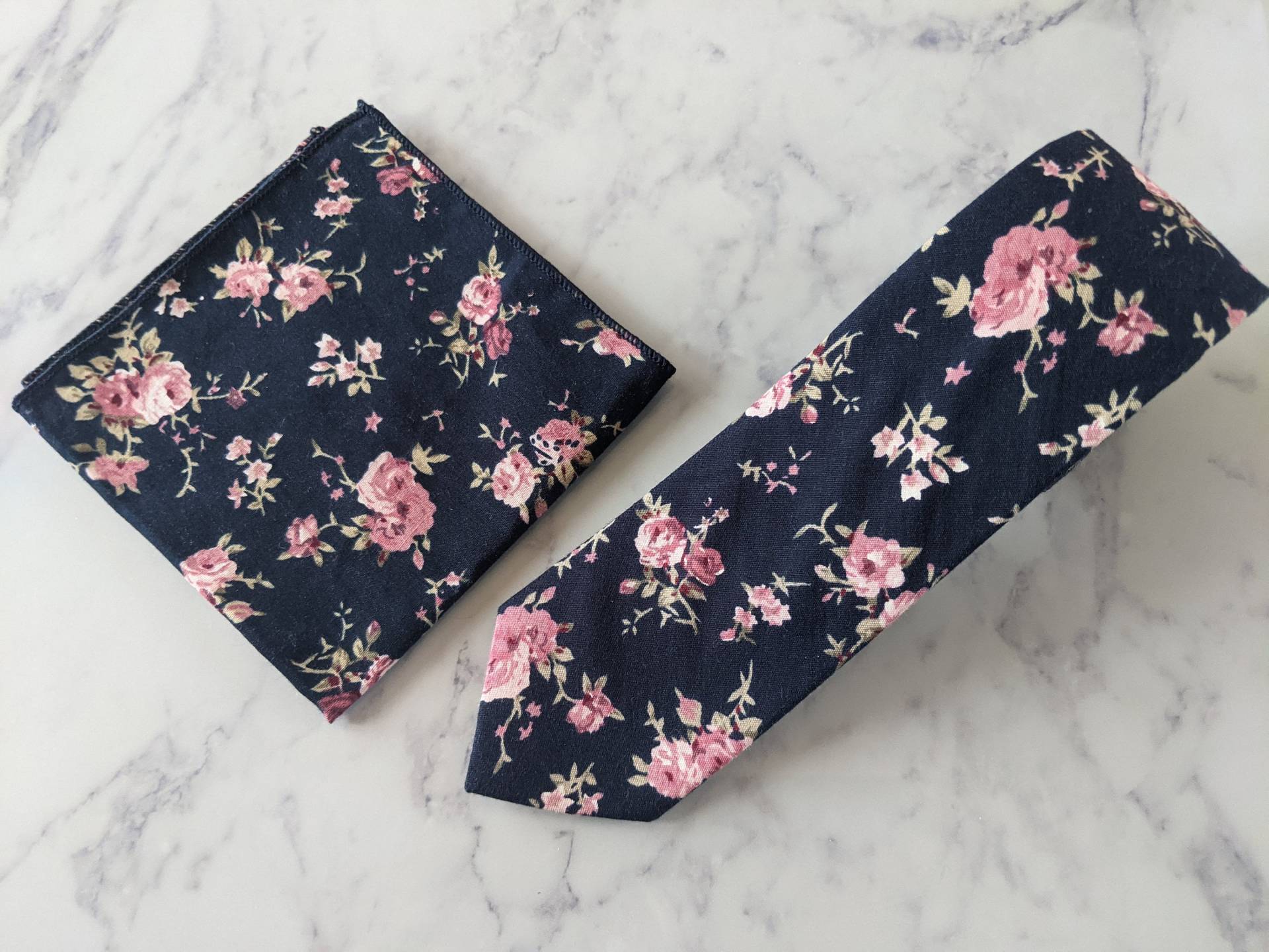 Dunkelblaue Florale Krawatte Und Passendes Taschenquadrat von LeBonHomme