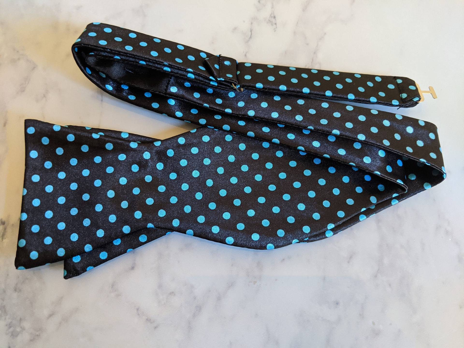 Marine Blau Polka Dot Fliege | Selbst-Krawatte von LeBonHomme