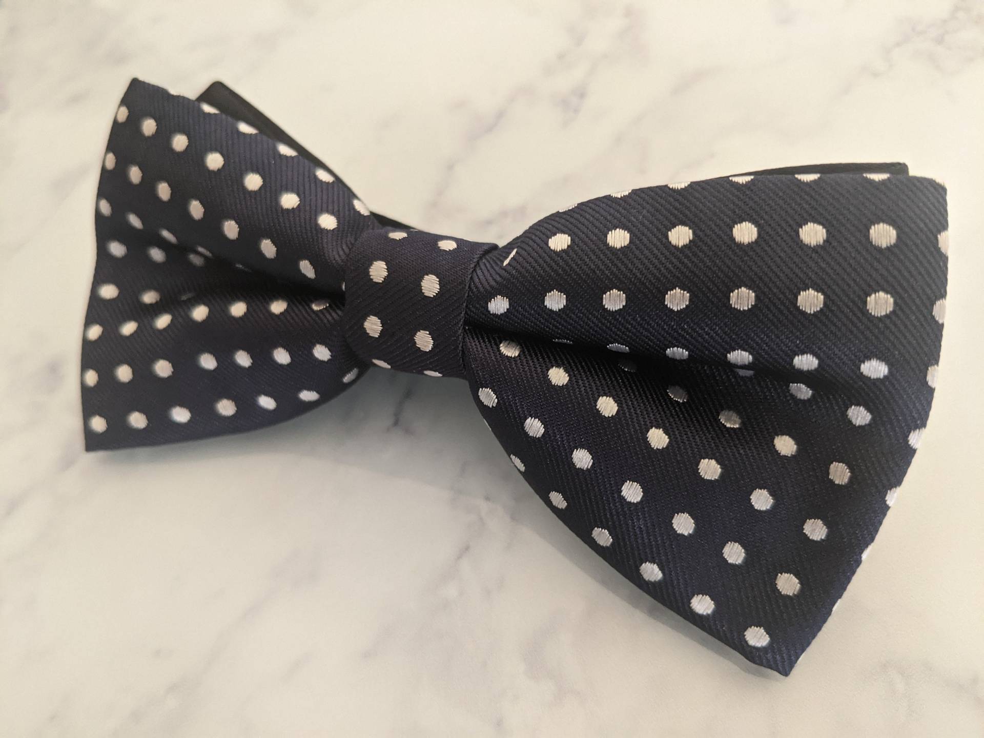 Marine Blau & Weiß Polka Dot Fliege von LeBonHomme