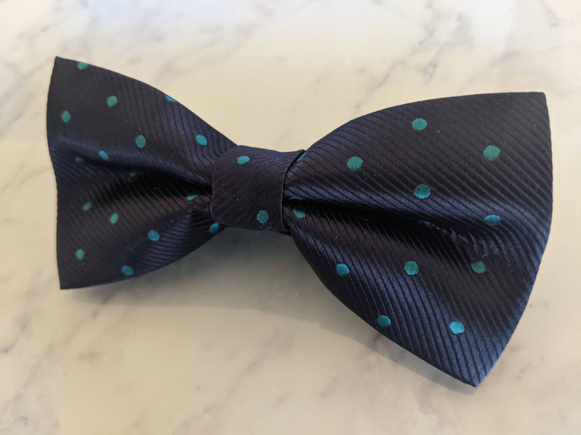 Marineblau Mit Grünen Polka Dots Fliege von LeBonHomme