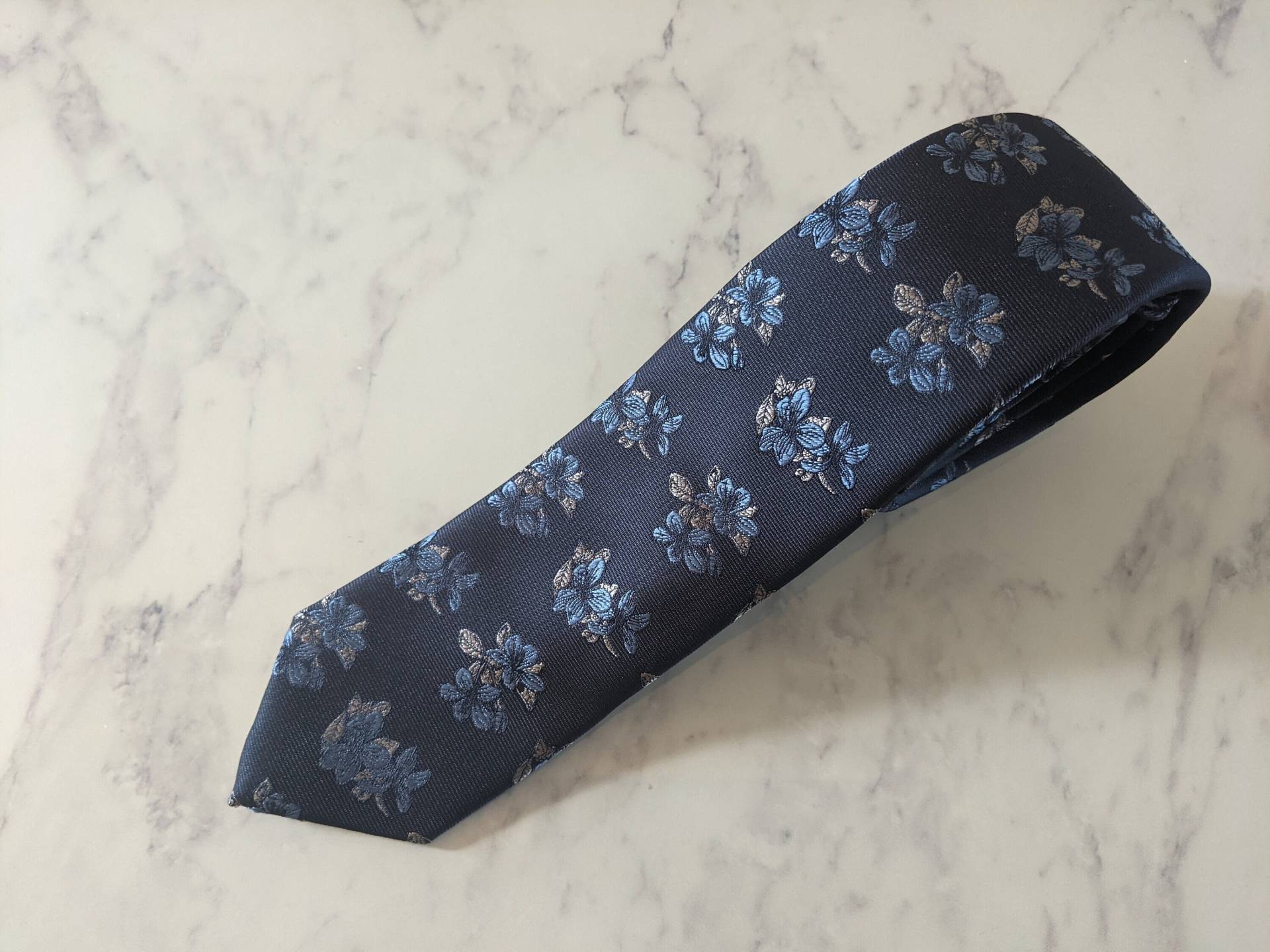 Marineblaue Blumen Krawatte von LeBonHomme