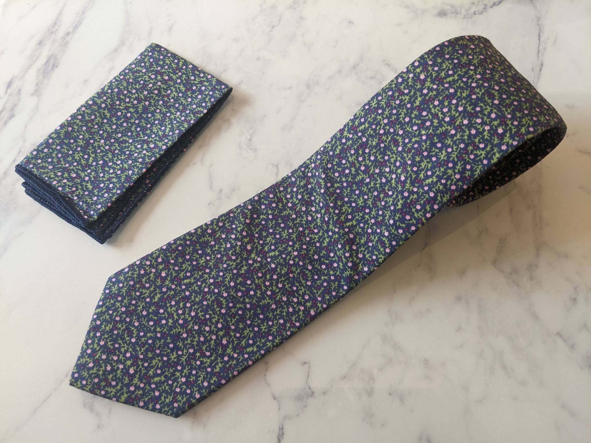 Marineblaue Florale Krawatte Und Passendes Taschenquadrat von LeBonHomme