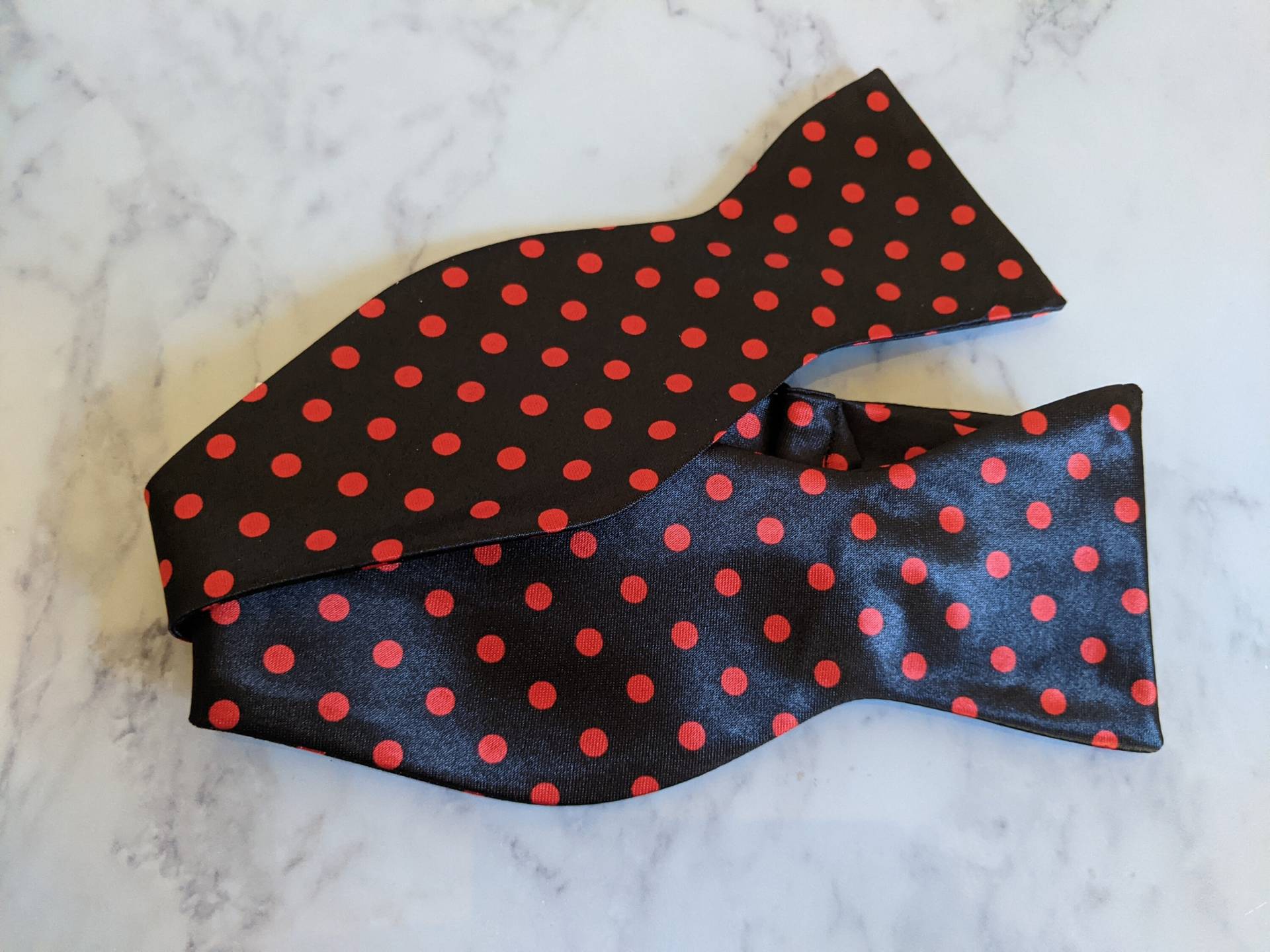 Schwarz/Rot Polka Dot Fliege | Selbst-Krawatte von LeBonHomme