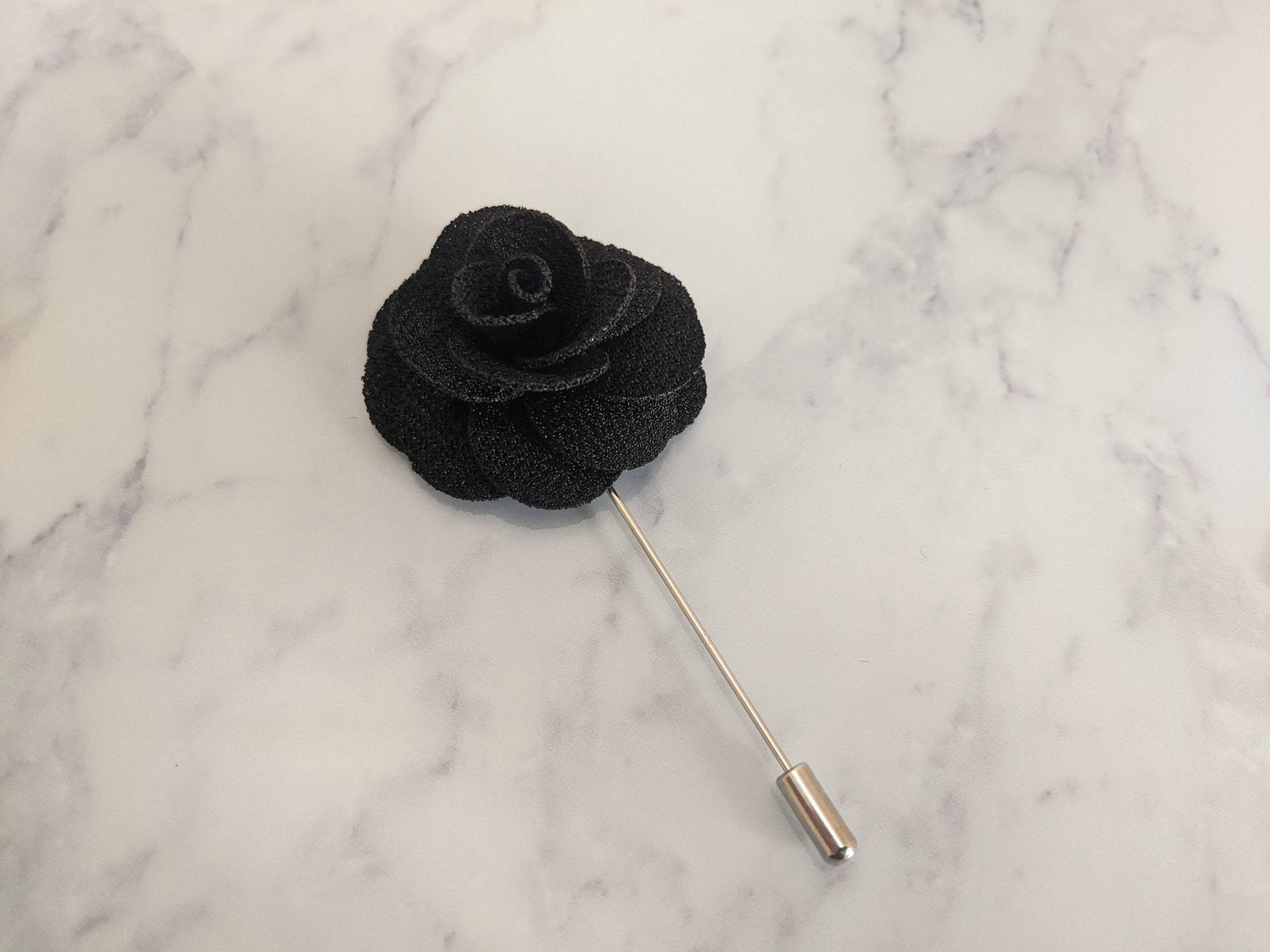 Schwarze Blume Anstecknadel von LeBonHomme