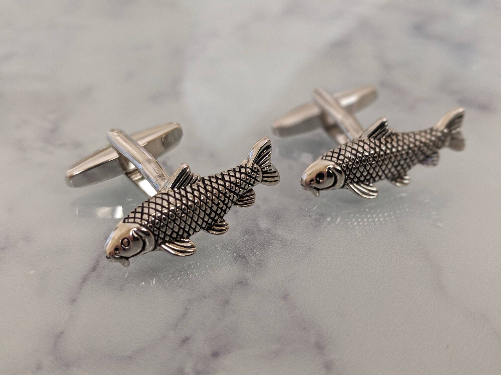 Silber Karpfen Fisch Manschettenknöpfe Silber Karpfen Fisch Manschettenknöpfe von LeBonHomme