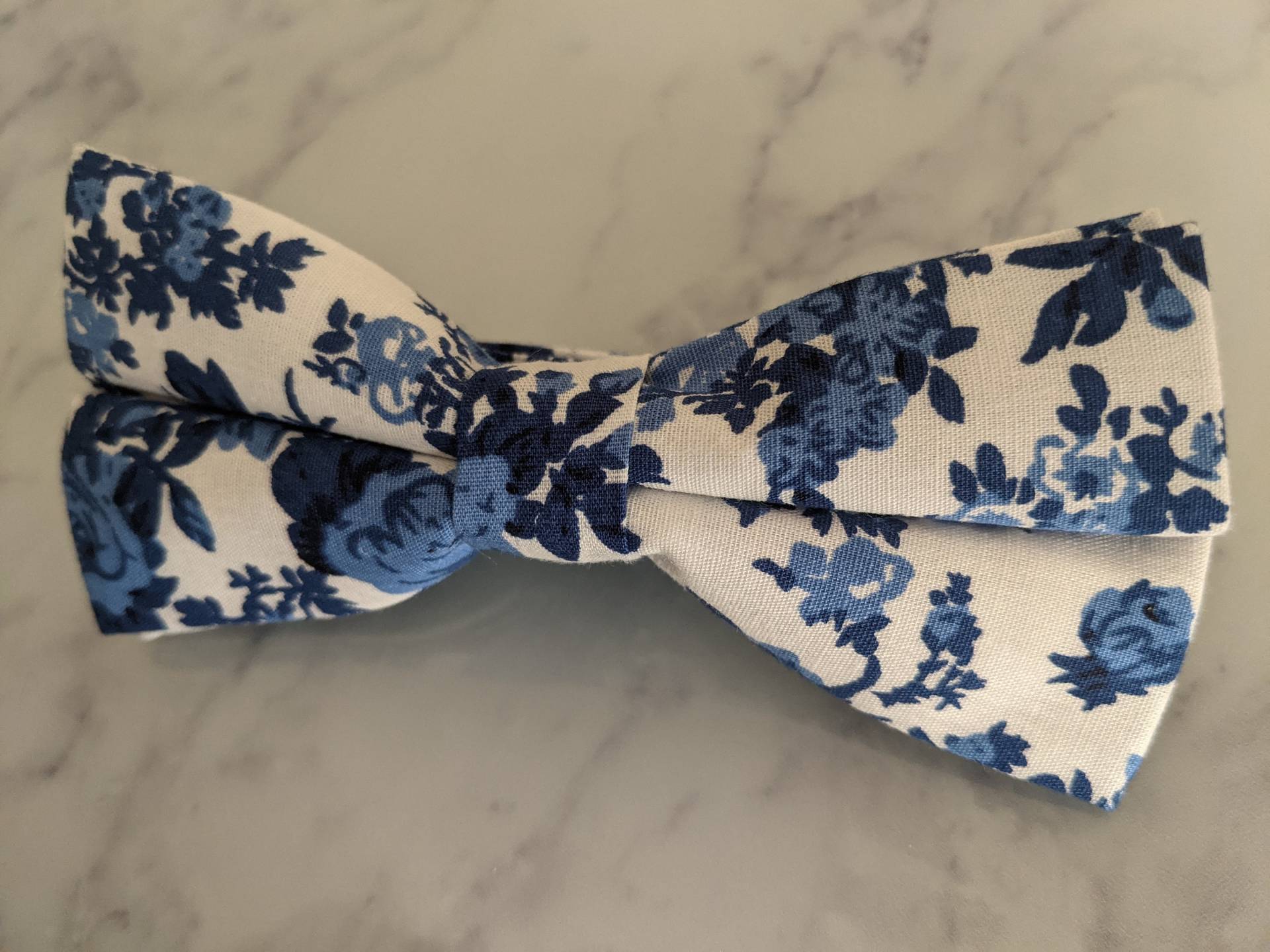 Weiß/Blau Floral Muster Fliege von LeBonHomme