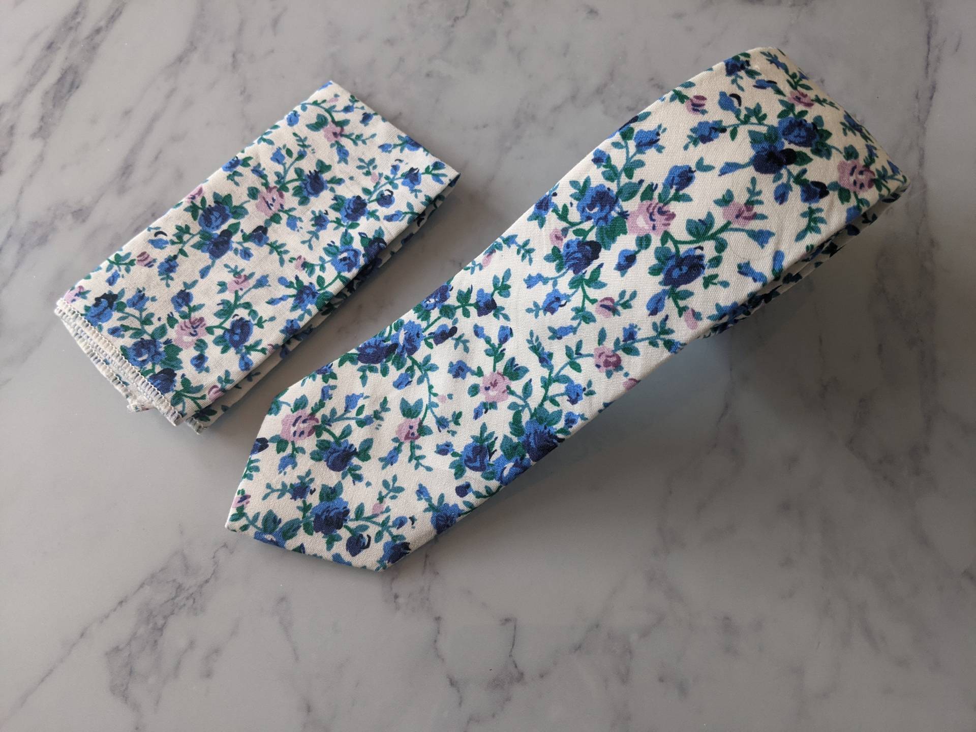 Weiß/Elfenbein Florale Krawatte Und Passendes Taschenquadrat Weiß/Elfenbein Florale Krawatte Und Passendes Taschenquadrat von LeBonHomme
