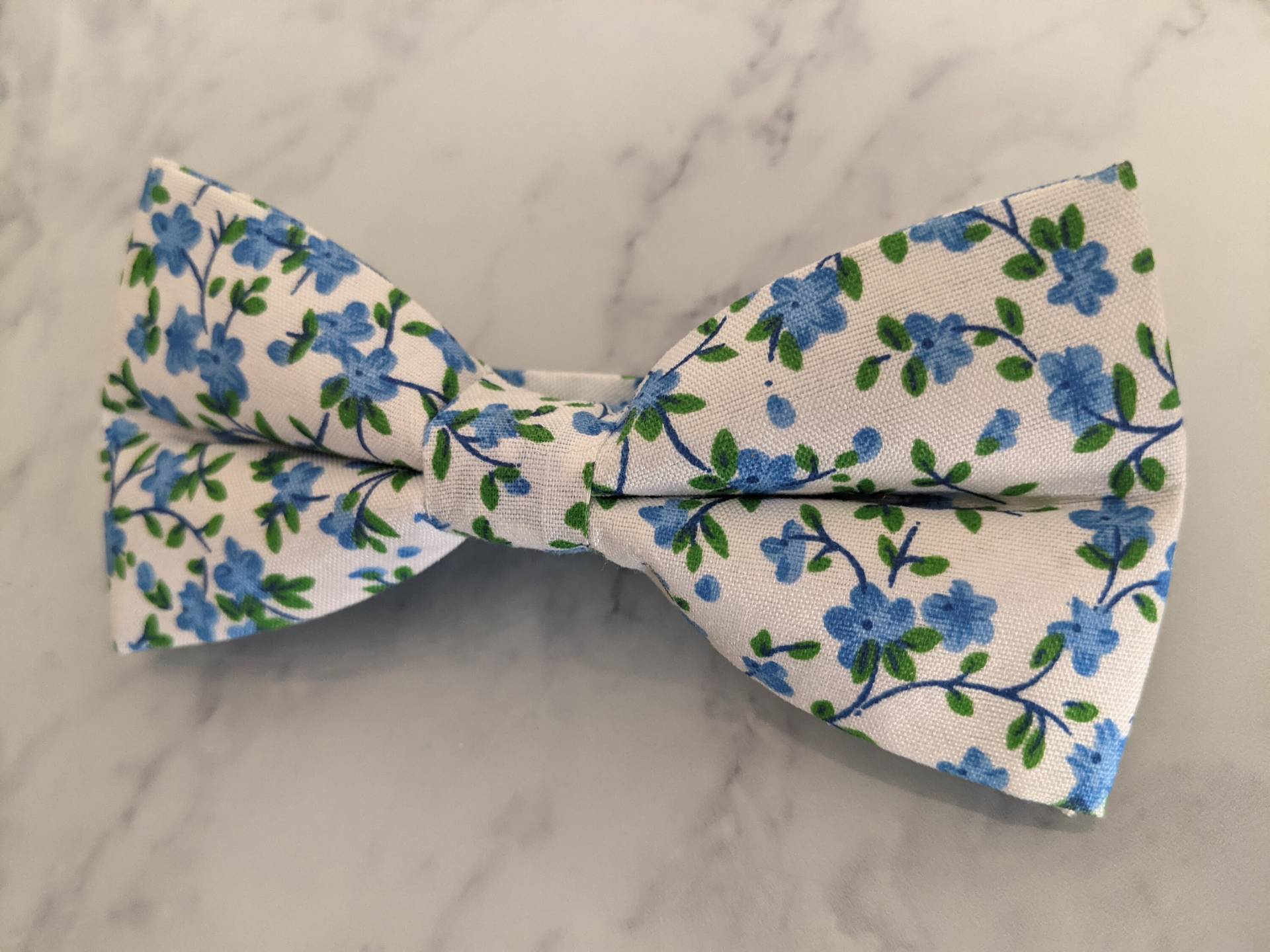 Weiß Blau Floral Fliege Weiß Blau Floral Fliege von LeBonHomme