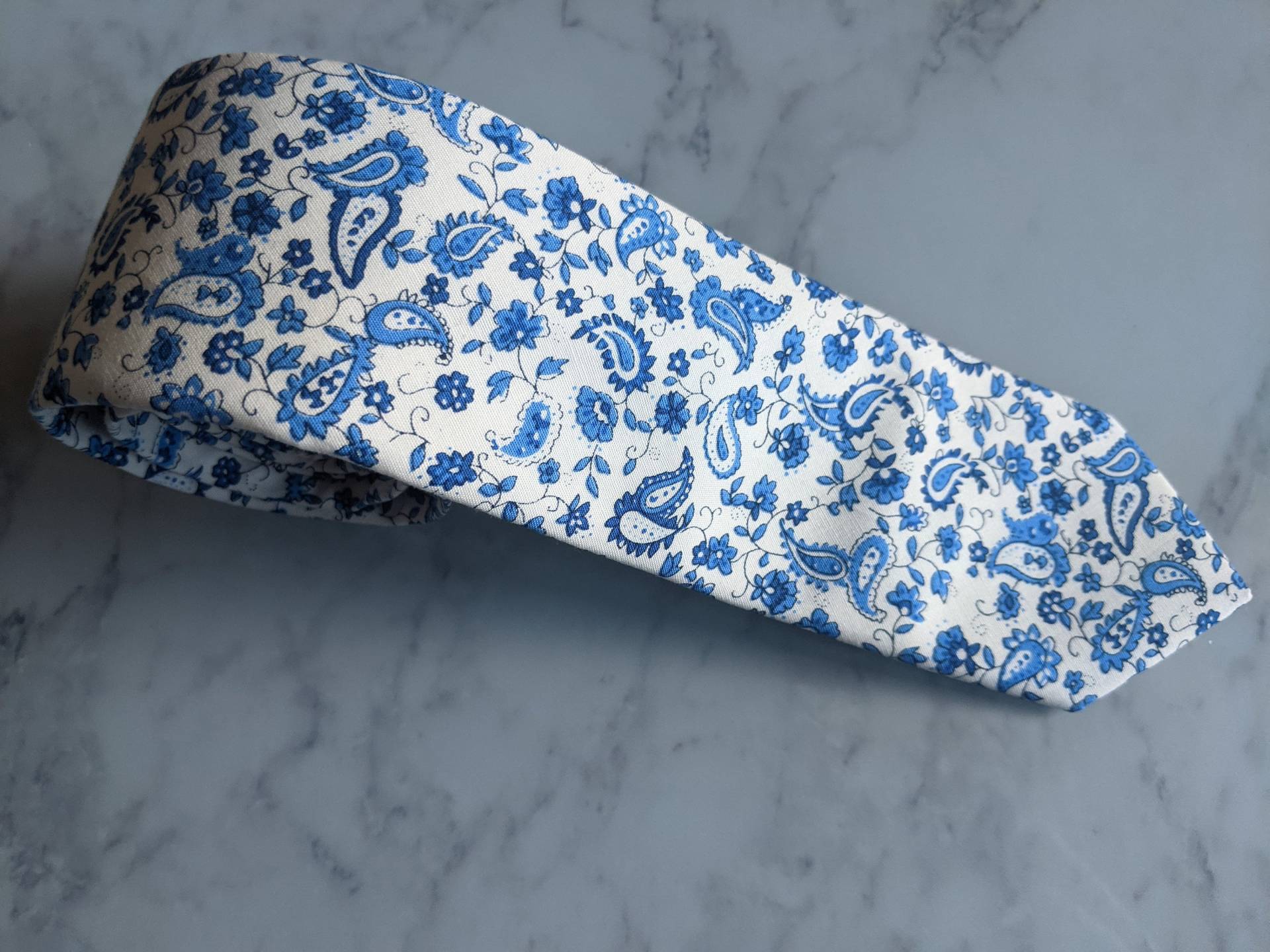 Weiß Blau Florale Paisley Krawatte von LeBonHomme