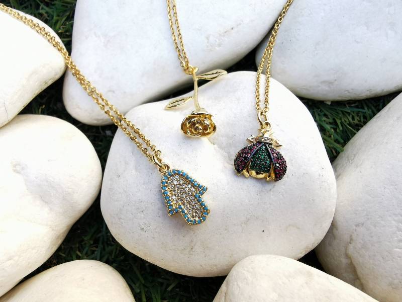 Goldkette Rose, Biene, Hamsa Hand Anhänger Goldkette Rose, Biene, Hamsa Hand Anhänger von LeBoudoirByK