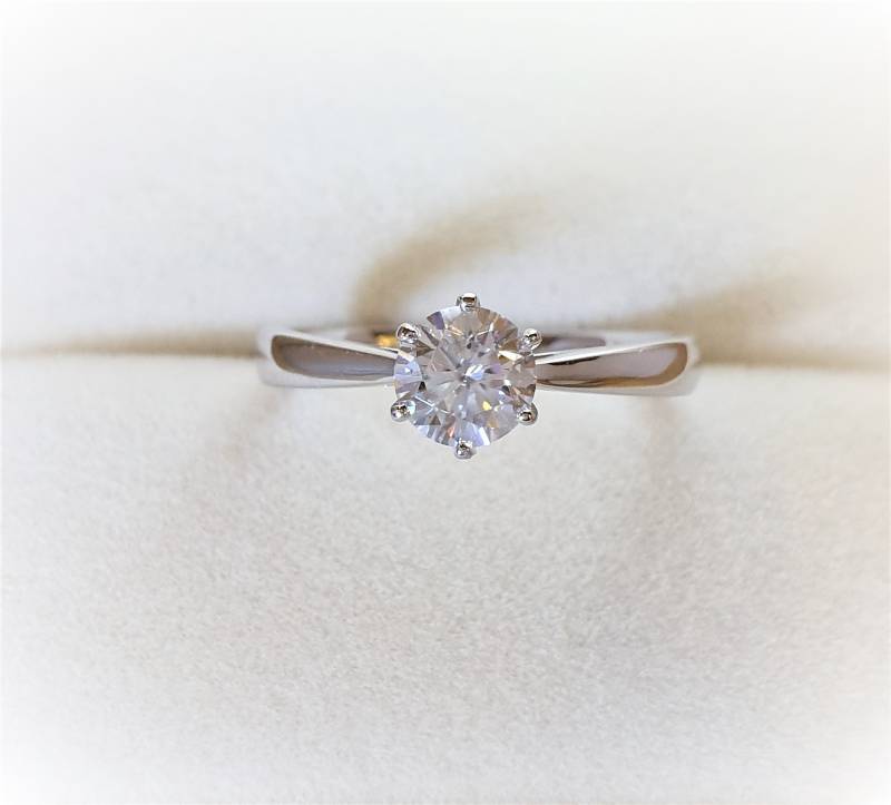 0.5 Karat Runder Moissanit Verlobungsring 18K Weißgold 6-Krappen Solitär von LeCaineGems