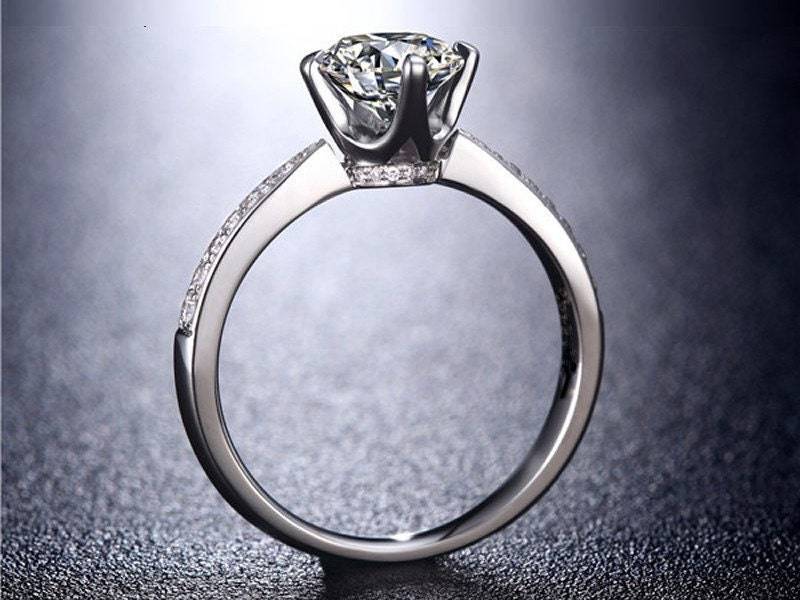 1, 5 Karat Moissanit 18K Gold Solitärring Verlobungsring in Kronenfassung von LeCaineGems