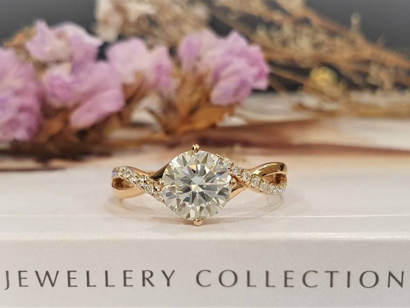 1 Karat Moissanit Ring 18K Rose Gold Akzentband, Braut Eternity Ring von LeCaineGems