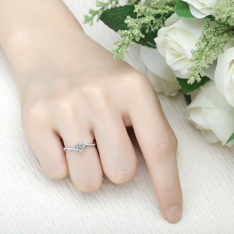 1 Karat Moissanit Verlobungsring 18K Weißgold Twirl Band von LeCaineGems