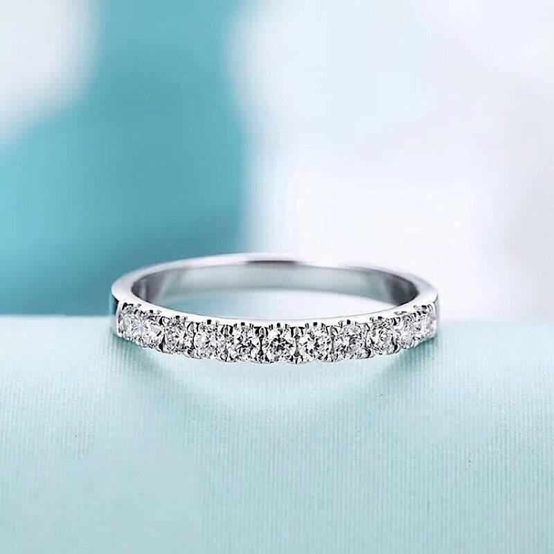 18K Moissanit Halbe Eternity Ehering Zierlicher Stapelring 18K Moissanit Halbe Eternity Ehering Zierlicher Stapelring von LeCaineGems