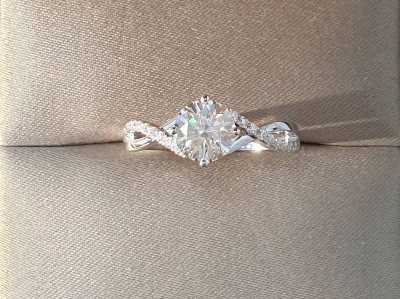 2 Karat Moissanit Verlobungsring 18K Weißgold Akzentband von LeCaineGems