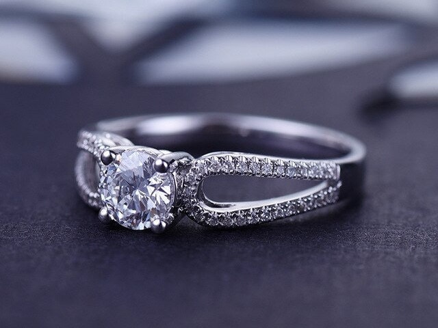 Moissanit Verlobungsring 0, 8 Karat Rundschliff, 18K Weißgold Akzente von LeCaineGems