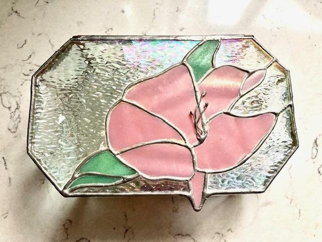 Vintage Schillernde Rosa Blumen Fleck Glas Eitelkeit Schmuckschatulle, Antike Trinklet Box von LeChaletbyMay