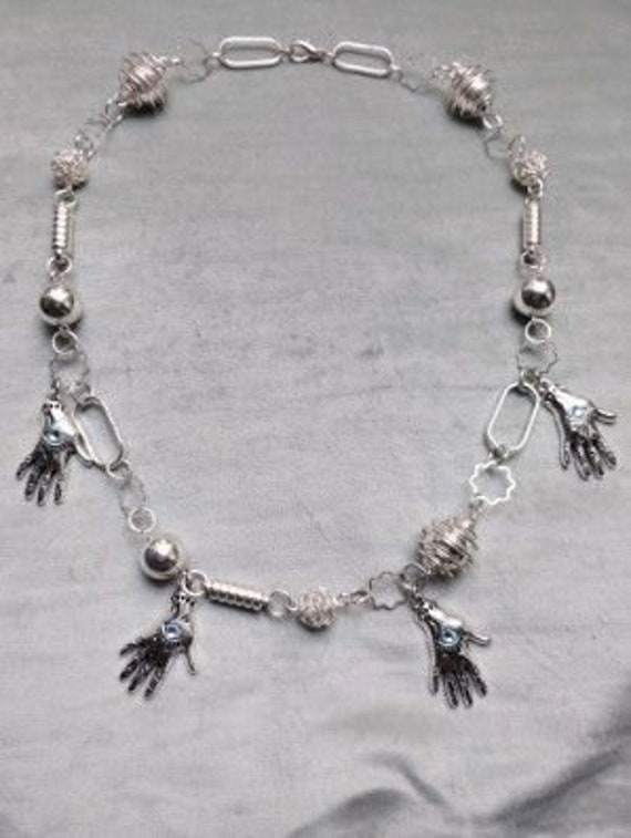 Kette "Hände" Kette "Hände" von LeChatNoirCollection